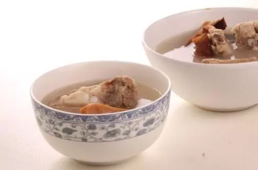 林志鵬自動烹飪鍋烹制烏魚排骨湯-捷賽私房菜