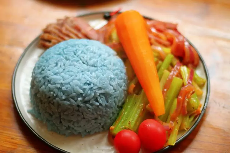 一碗嬌艷的藍米飯