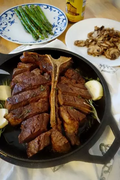美式牛排館風格，超厚牛排porterhouse steak