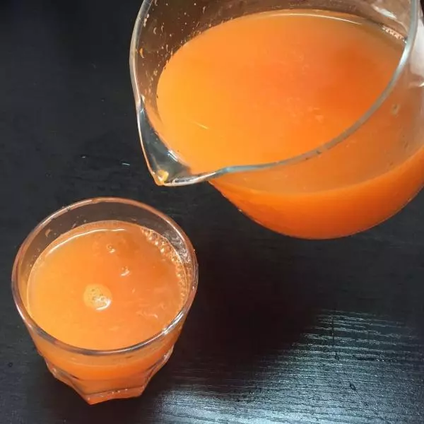 鮮榨胡蘿蔔蘋果汁