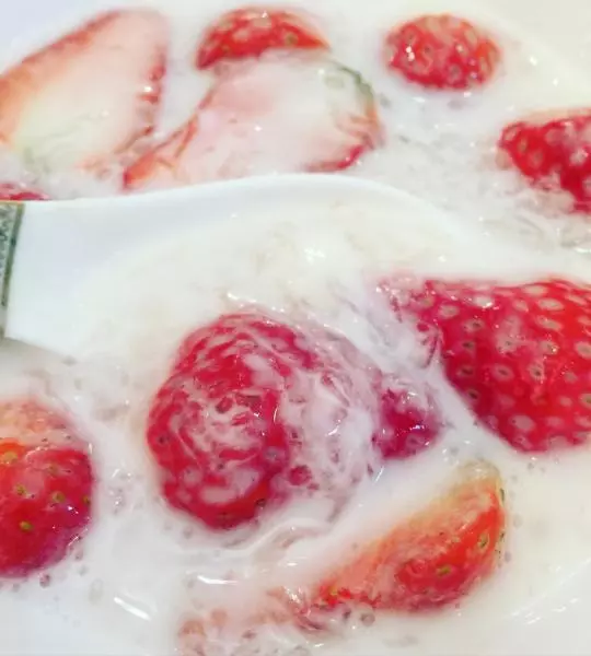 酸奶草莓燕窩