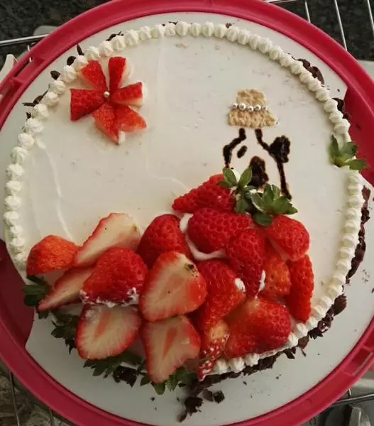 草莓美女生日蛋糕