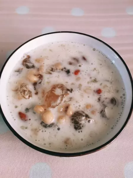 桃膠皂角米燉雪燕薏仁牛奶羹