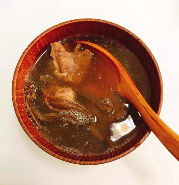 廚娘首秀廣式煲湯之 茶樹菇豬骨湯