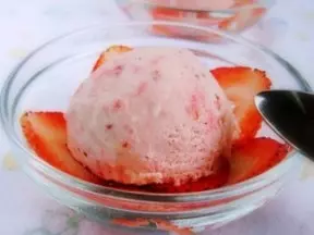 香甜可口草莓冰淇淋
