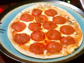 簡易的pepperoni pizza