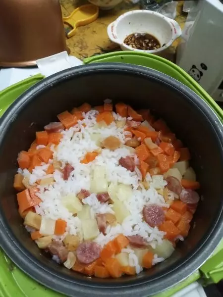 電飯鍋土豆臘腸燜飯
