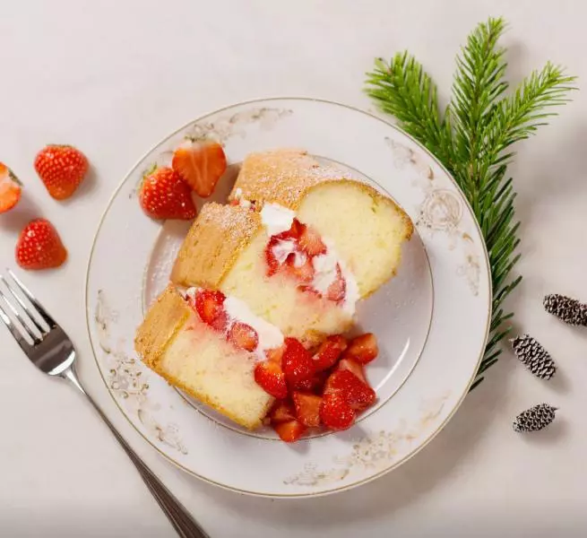 戚風蛋糕配奶油鮮草莓