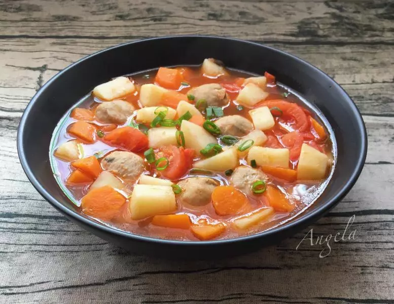 土豆胡蘿蔔番茄丸子湯