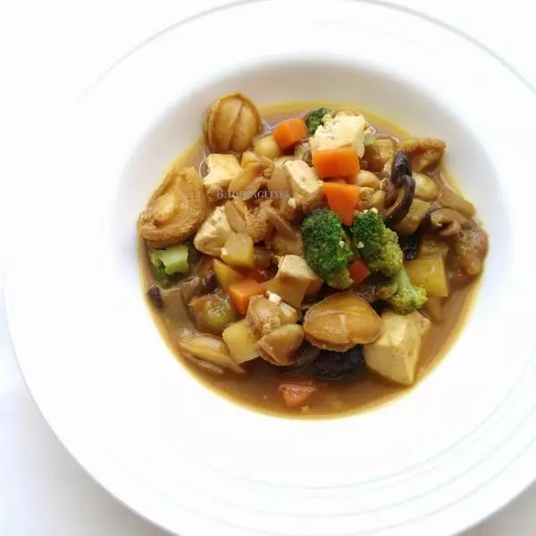 咖喱燉洋蔥胡蘿蔔土豆小番茄西蘭花香菇豆腐鮑魚