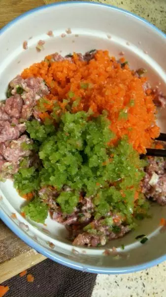 胡蘿蔔芹菜豬肉水餃