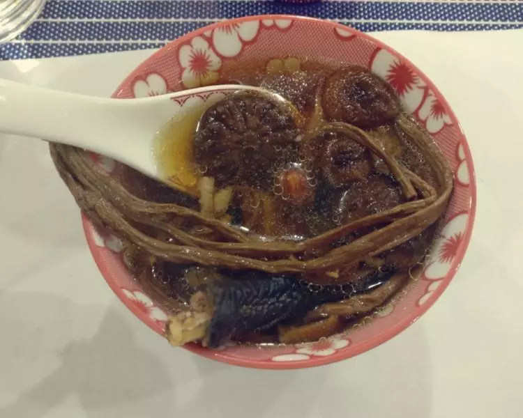 姬松茸茶樹菇雞湯