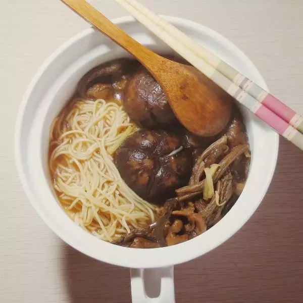 雙菌濃湯麵(~哈啦花電飯煲宿舍料理~)