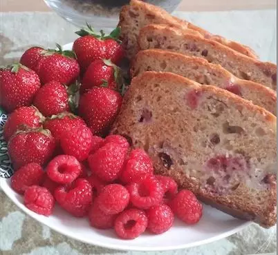 只需三步的簡單美味桃子山莓麵包