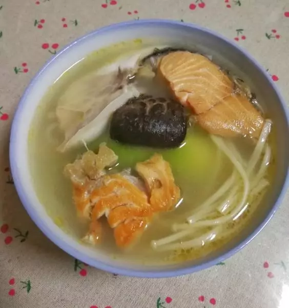三文魚頭菌菇湯