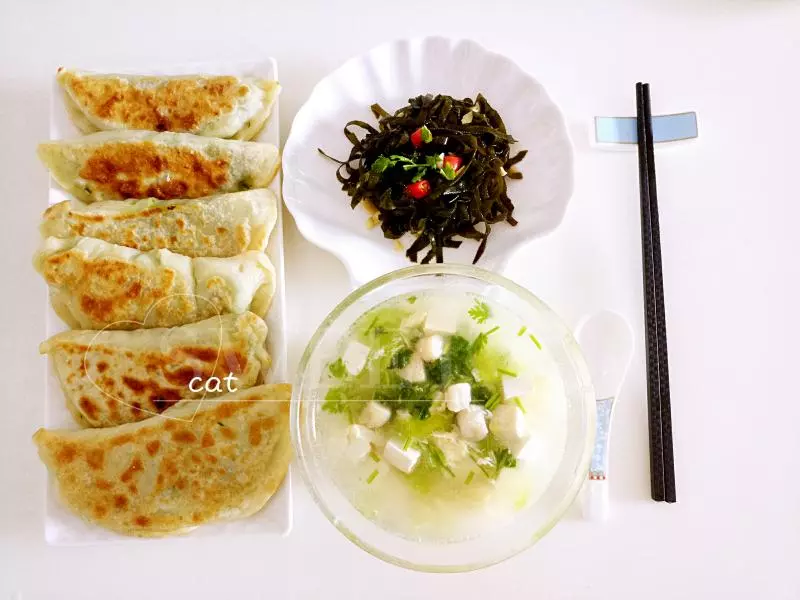 (每周早餐)韭菜盒子+涼拌海帶絲+苦瓜海米豆腐雞蛋湯