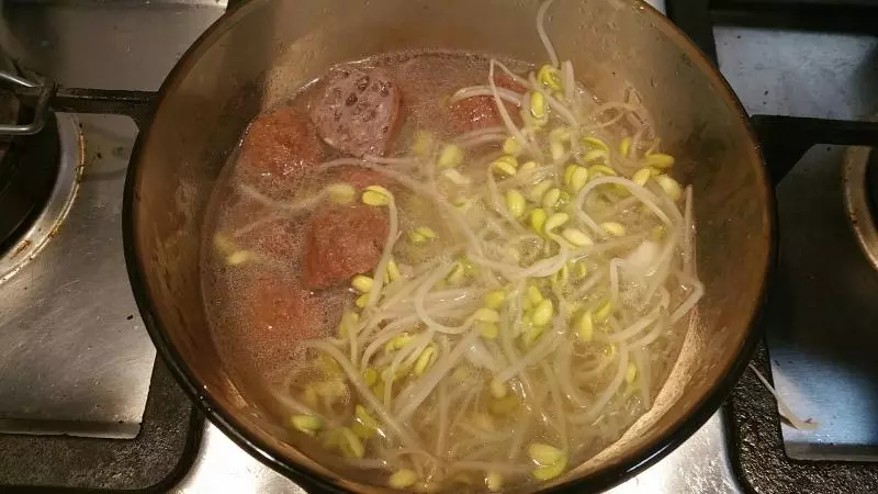黃豆芽牛丸湯