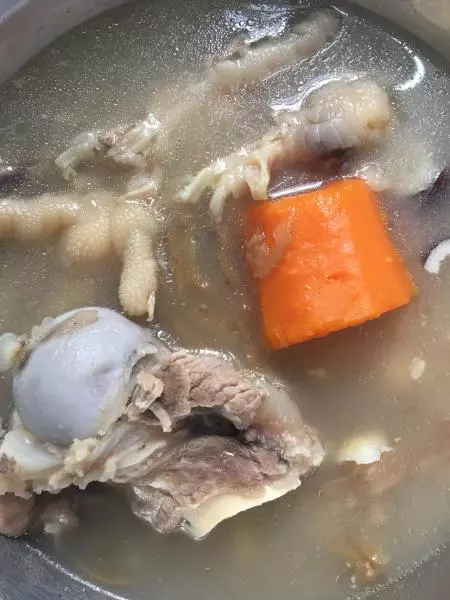 海椰皇豬骨雞爪湯