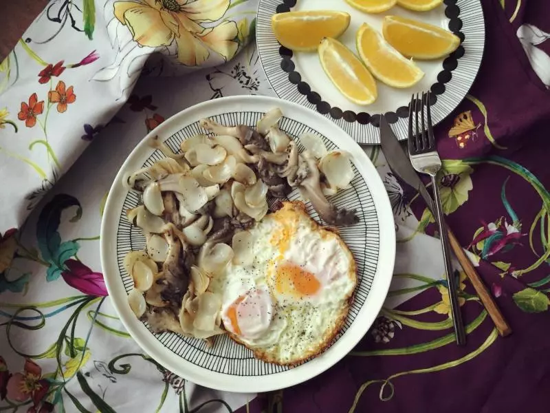 煎蛋配蘑菇brunch