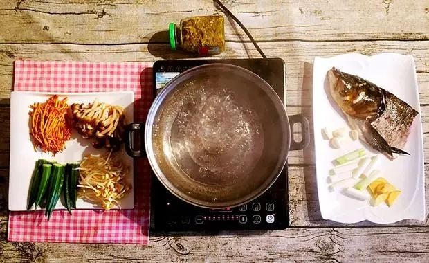 用剁椒煮魚頭火鍋 簡單又美味