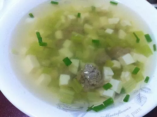 芹菜豆腐肉圓湯
