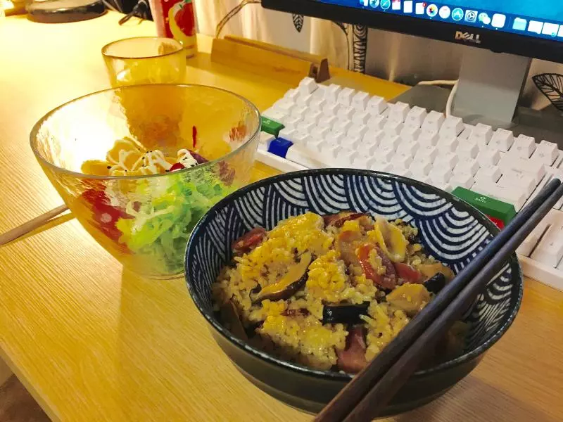 【兩碗搞定】燻肉臘腸飯+蔬菜沙拉