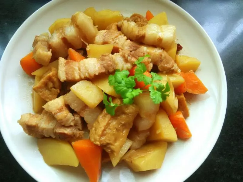 土豆胡蘿蔔燉五花肉