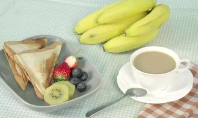 【10分鐘搞定早餐】港式香蕉飛碟包、奶茶