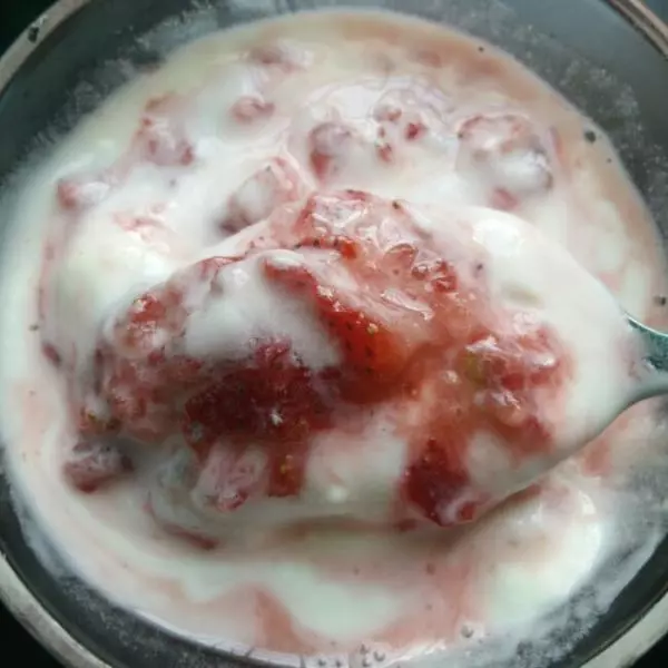 新鮮草莓酸奶