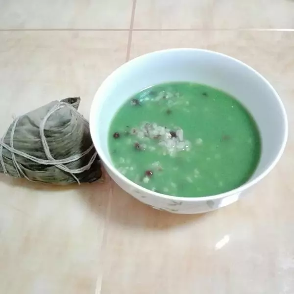 粽子的另類吃法：大麥青汁紅豆粽子粥