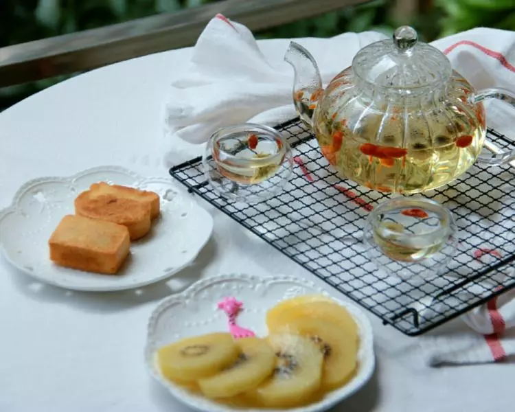泡一壺菊花枸杞茶，靜享美好的下午茶時光