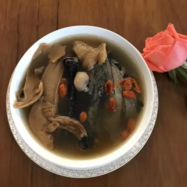 松茸菇竹絲雞湯