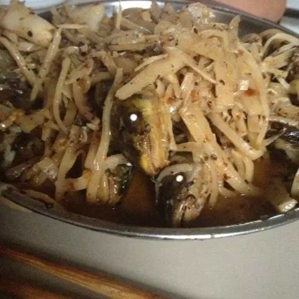 酸筍燜黃骨魚