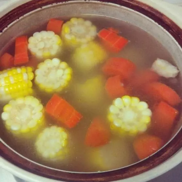 玉米胡蘿蔔排骨湯