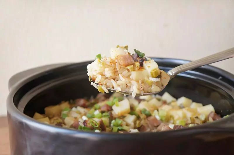 臘肉土豆燜飯，砂鍋版本也可用電飯煲或鑄鐵鍋煮飯