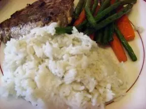 煎吞拿魚排配米飯蔬菜