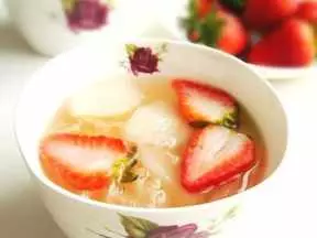草莓銀耳雪梨甜湯