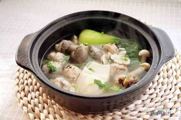 砂锅菌菇肉丸汤
