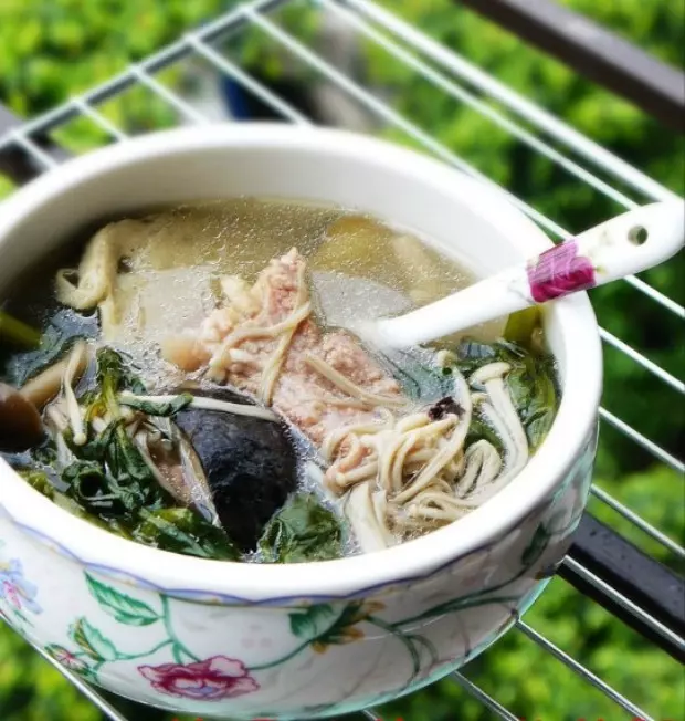 棒骨菇菌西洋菜汤