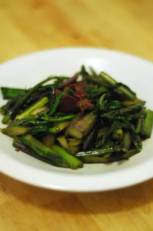 红菜苔炒自制干肠
