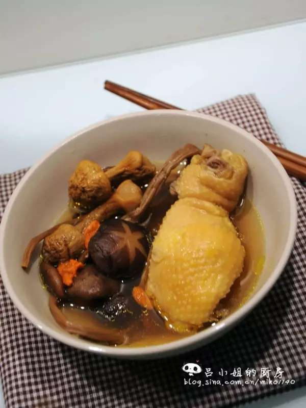 “三菇“煲鸡汤