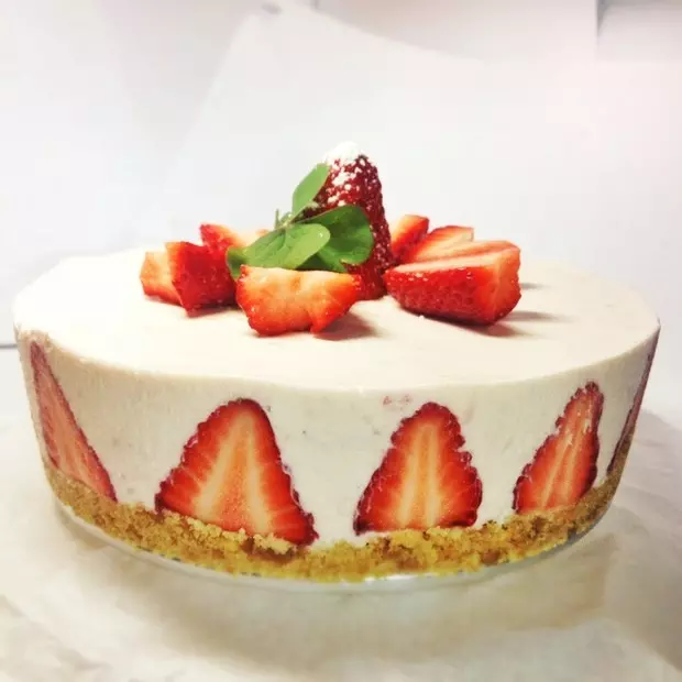 草莓芝士冻蛋糕