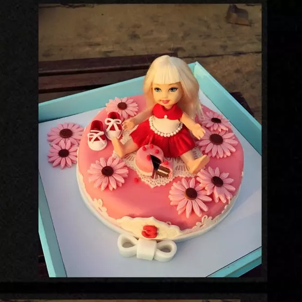 芭比红裙娃娃翻糖蛋糕
