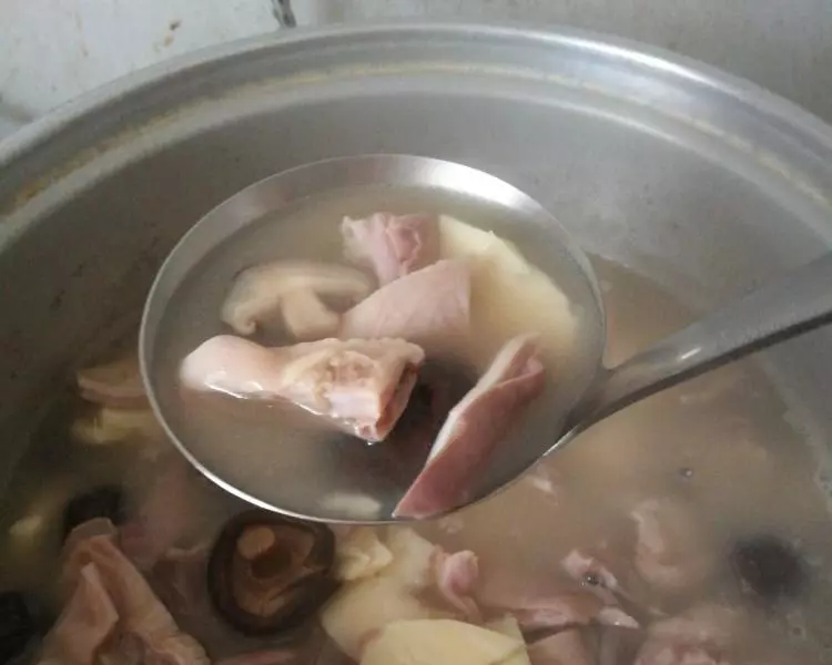 香菇冬笋猪肚汤
