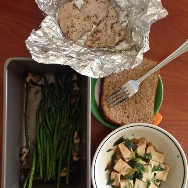 减脂午餐3:芦笋蘑菇＋烤鸡肉＋小葱豆腐＋全麦面包