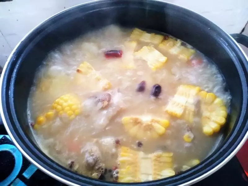 玉米土豆胡萝卜排骨汤