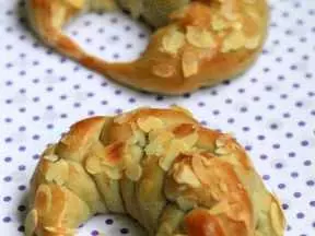 蔬菜杏仁辫子面包