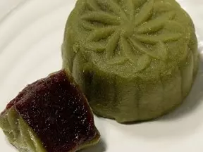 绿茶豆沙冰皮月饼