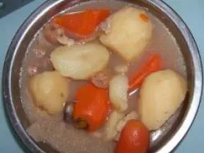 生鱼红萝卜马铃薯汤