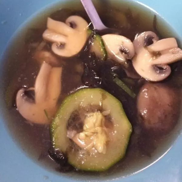 鲜味极佳的鳕鱼蘑菇西葫芦紫菜汤～